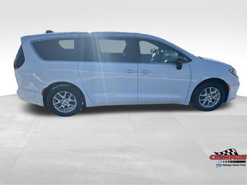 Used 2025 Chrysler Pacifica Select image 7