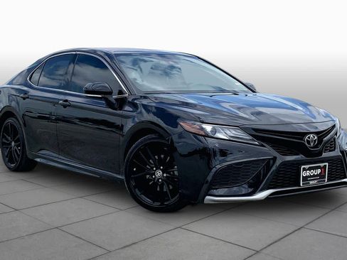 Used 2021 Toyota Camry XSE FWD image 3