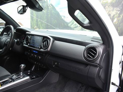 Used 2022 Toyota Tacoma TRD Off-Road image 24