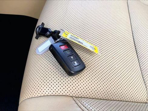 Used 2017 Toyota Highlander Limited image 13