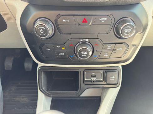 Used 2018 Jeep Renegade Latitude FWD image 22