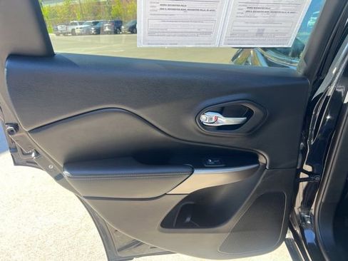 Used 2019 Jeep Cherokee Overland AWD/4WD image 14