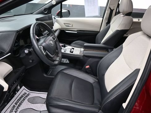 Used 2025 Toyota Sienna Platinum AWD/4WD image 18