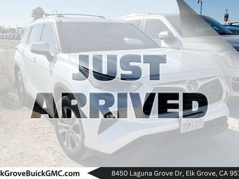 Used 2022 Toyota Highlander XLE AWD/4WD image 1