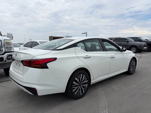 Used 2025 Nissan Altima 2.5 SV FWD image 2