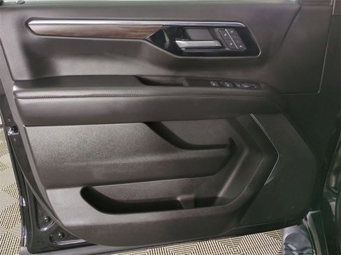 Used 2025 Chevrolet Suburban Z71 image 22