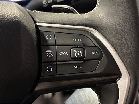 Used 2023 Jeep Grand Cherokee Limited image 25