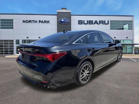 Used 2019 Toyota Avalon Touring FWD image 3