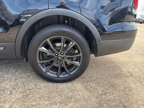 Used 2017 Ford Explorer XLT w/ Equipment Group 202A image 32