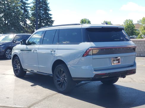 New 2026 Lincoln Navigator Reserve w/ Jet Appearance Package AWD/4WD image 3