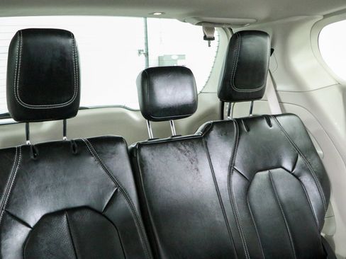 Used 2024 Chrysler Pacifica Touring-L FWD image 28