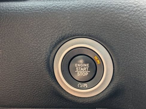 Used 2019 Chrysler Pacifica Limited w/ Tire & Wheel Group image 27