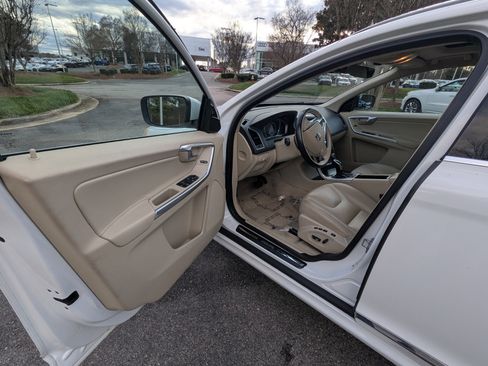 Used 2016 Volvo XC60 T5 Premier w/ Proximity Package image 8