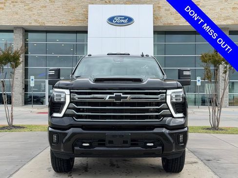 Used 2024 Chevrolet Silverado 2500 High Country w/ High Country Premium Package AWD/4WD image 2