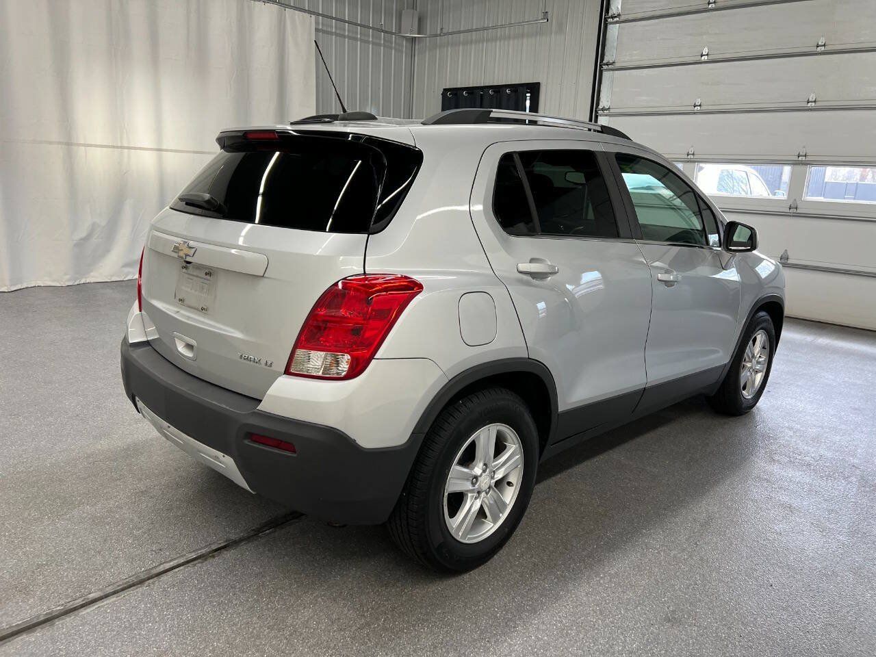 Used 2016 Chevrolet Trax LT w/ LT Sun and Sound Package FWD image 4