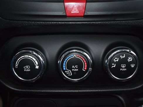 Used 2016 Jeep Renegade 75th Anniversary image 27