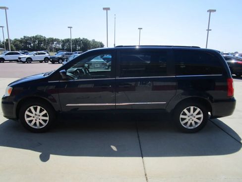 Used 2014 Chrysler Town & Country Touring FWD image 6