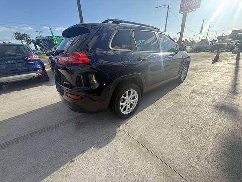 Used 2016 Jeep Cherokee Sport FWD image 4