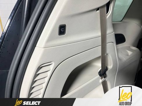 Used 2023 Chrysler Pacifica Touring-L AWD/4WD image 27