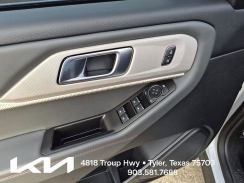 Used 2025 Ford Explorer Active RWD image 25