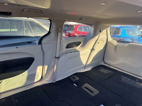 Certified 2023 Chrysler Pacifica Touring-L image 3
