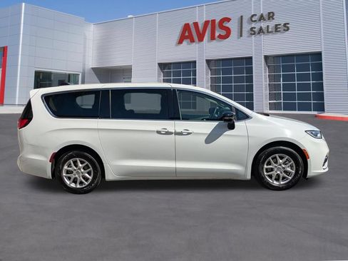 Used 2024 Chrysler Pacifica Touring-L FWD image 5