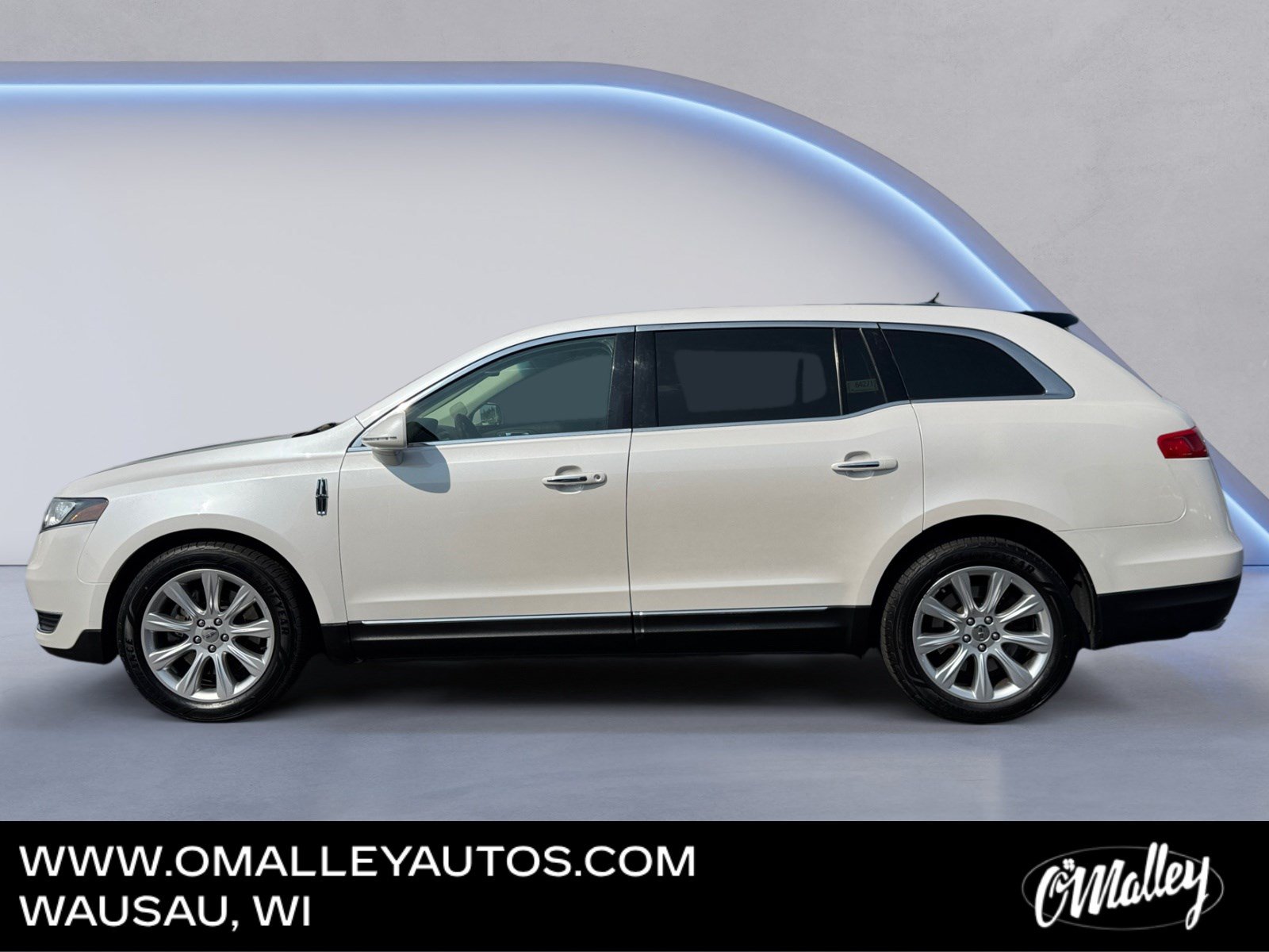 Used 2019 Lincoln MKT AWD image 2
