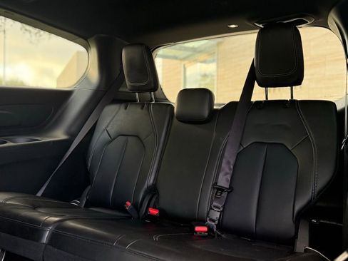 Used 2025 Chrysler Pacifica Select image 29