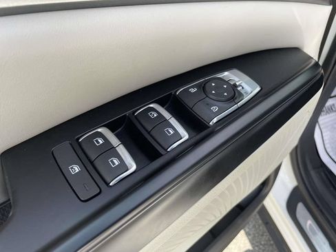 Used 2023 Kia Carnival LX FWD image 18