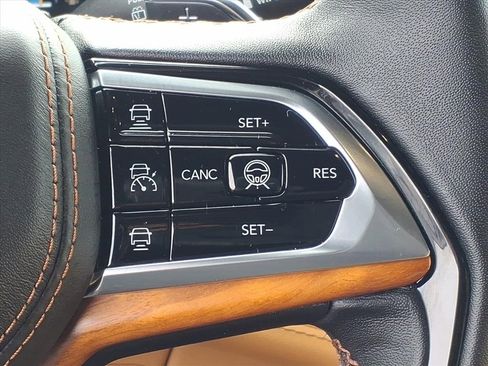 Used 2024 Jeep Grand Cherokee Summit image 10