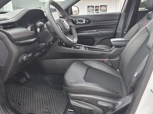Used 2025 Jeep Compass Trailhawk AWD/4WD image 11