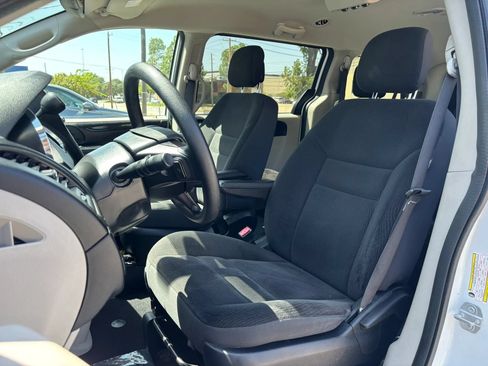 Used 2019 Dodge Grand Caravan SE w/ UConnect Hands-Free Group FWD image 14