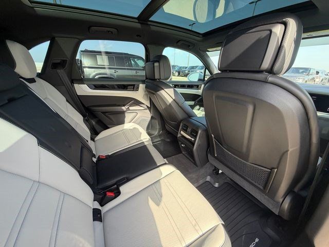 Used 2024 Porsche Cayenne S AWD/4WD image 17