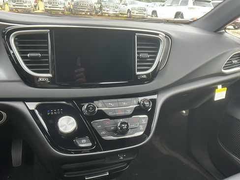 New 2026 Chrysler Voyager LX image 28