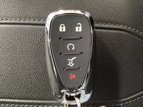 Used 2023 Chevrolet Traverse LT image 32