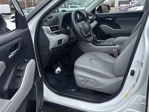 Used 2024 Toyota Highlander XLE image 2