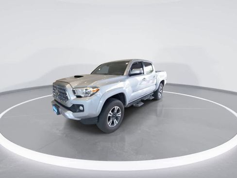 Used 2019 Toyota Tacoma TRD Sport AWD/4WD image 4