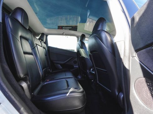 Used 2022 Tesla Model Y Long Range image 32