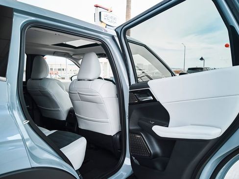 New 2026 Mitsubishi Outlander SE FWD image 12