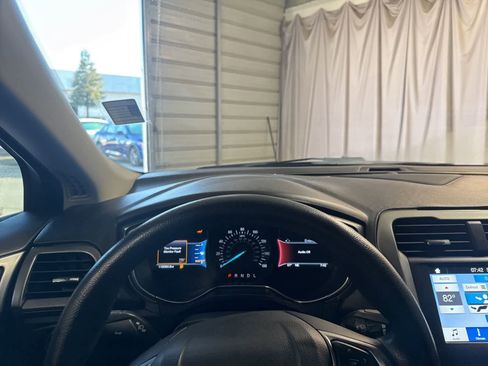 Used 2017 Ford Fusion SE w/ Fusion SE Technology Package image 22