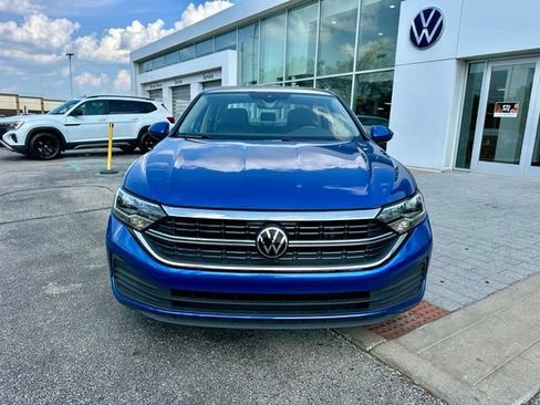 Used 2024 Volkswagen Jetta SE w/ Panoramic Sunroof Package FWD image 2