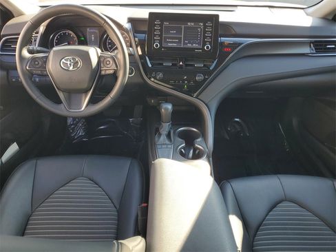 Used 2022 Toyota Camry SE image 10