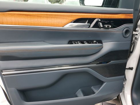 Used 2022 Jeep Grand Wagoneer Series II w/ Convenience Group III image 28