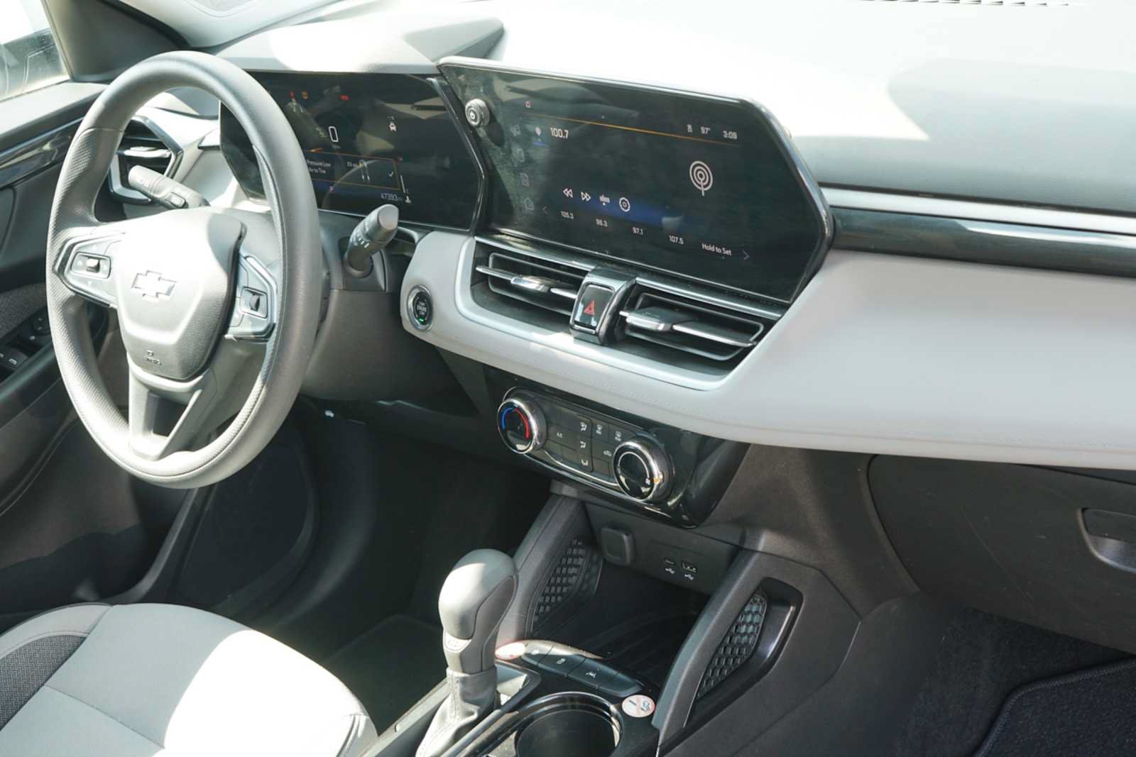Used 2025 Chevrolet TrailBlazer LT FWD image 24