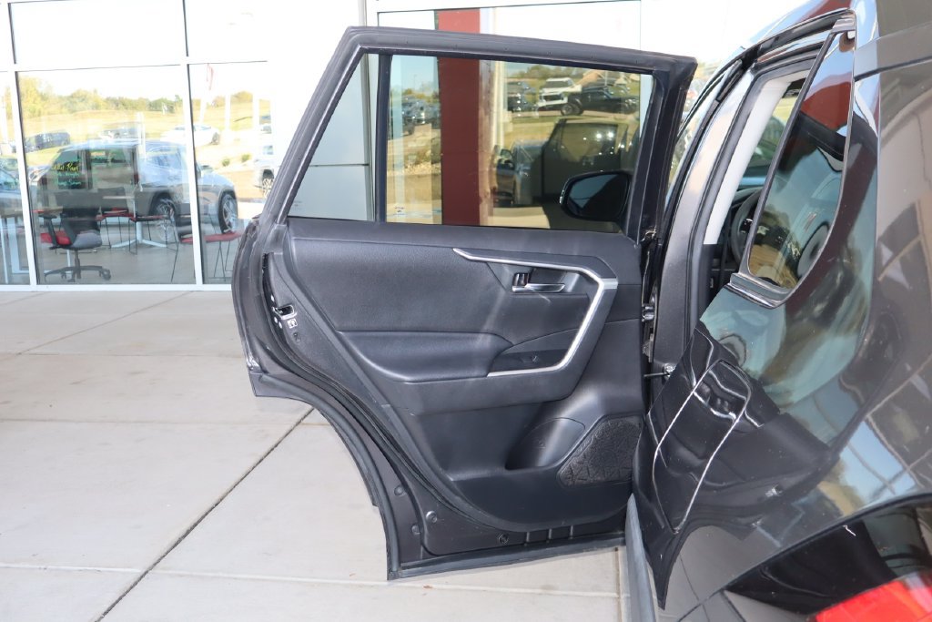 Used 2020 Toyota RAV4 XLE FWD image 31