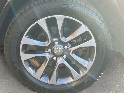 Used 2018 Jeep Grand Cherokee Overland AWD/4WD image 42
