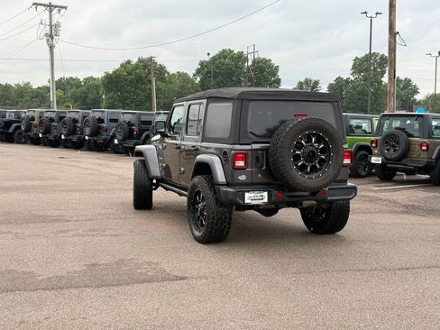 Used 2018 Jeep Wrangler Unlimited Sahara AWD/4WD image 11