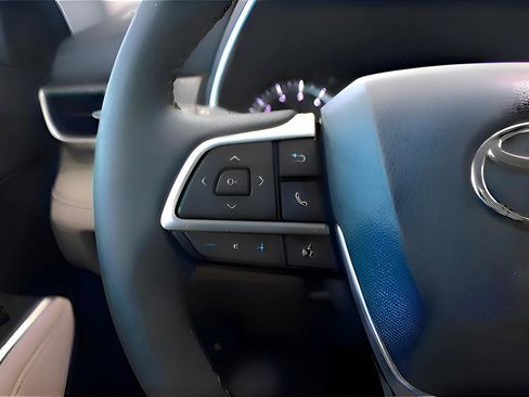 Used 2023 Toyota Highlander XLE image 19