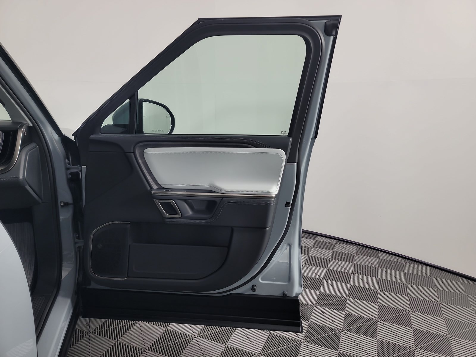 Used 2024 Rivian R1S Adventure Quad AWD/4WD image 18