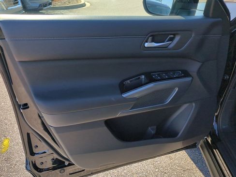 New 2025 Nissan Pathfinder SL image 12